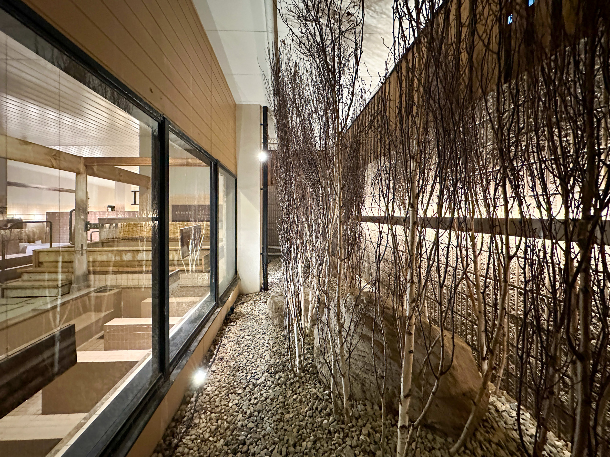 温浴施設での白樺丸太の施工事例③