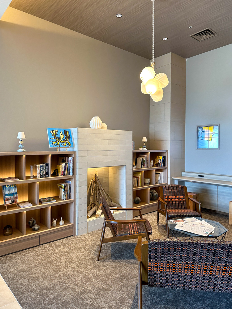 白樺丸太を暖炉にディスプレイした施工事例　部屋全体の様子